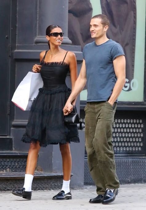 Imaan Hammam - Shopping in Manhattan’s SoHo Neighborhood 08/30/2023, Imaan Hammam Style, Outfits, Clothes and Latest Photos. Imaan Hammam Street Style, Soho Street Style, Imaan Hammam Aesthetic, Imaan Hammam Style, Imaan Hamman, Amsterdam Outfits, Amsterdam Style, Amsterdam Outfit, Imaan Hammam