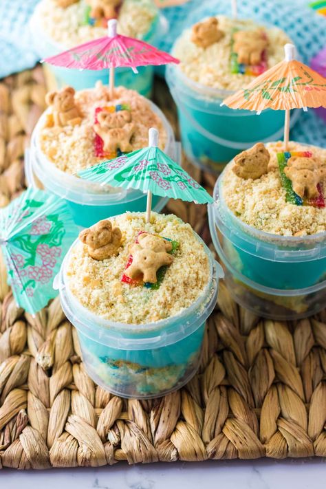 Sand Pudding Dessert, Beach Theme Desserts, Sand Dessert, Sand Pudding, Dirt Cups Recipe, Beach Dessert, Moist White Cake, Spring Appetizers, Sand Bucket