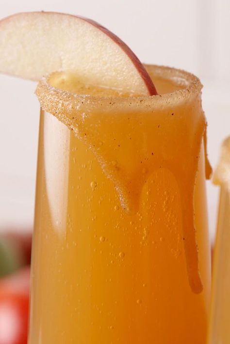 Caramel Apple Mimosas Are The New Apple Cider Mimosas - Delish.com Cider Mimosas, Dessert Nachos, Apple Cider Mimosa, Caramel Apple Crisp, Caramel Vodka, Mimosa Recipe, Fall Cocktails, Fall Drinks, Halloween Desserts