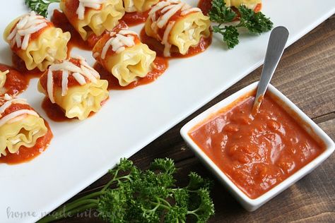 Mini lasagna Rolls Housewarming Appetizers, Lasagna Bites, Lasagna Rolls Recipe, Mini Lasagna, Recipes For Appetizers, Fancy Appetizers, Holiday Appetizers Easy, Roll Ups Recipes, Themed Dinner