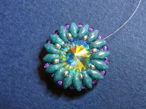 Now that my knitting fever is over, I am back to beading. After two month hiatus, I showed up at the door of the local bead store and w... Seed Bead Tutorials, Super Duo Beads, Bead Inspiration, Twin Beads, Festival Ideas, Beadwork Tutorial, Bead Tutorials, Seed Bead Patterns, Seed Bead Tutorial