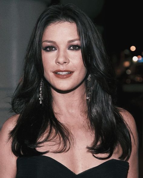 ➖ @rbitalia Beautiful Catherine Zeta-Jones ♥️ Then and now Catherine Zeta Jones Wednesday, Catherine Zeta Jones Hair, Catherine Zeta Jones Entrapment, Zeta Jones, British Women, Catherine Zeta Jones, 90s Aesthetic, Real Beauty, Then And Now