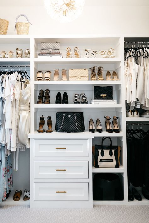 Master Bedroom Closet Reveal | Bench with Shoe Cubbies Diy Seng, Small Walk In Closet, Dressing Design, Organized Closet, Walking Closet, Walk In Closet Design, Open Closet, Closet Decor, Bedroom Closet Design