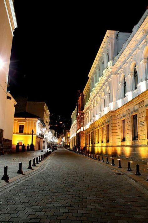 La Calle de las Siente Cruces en el Centro Histórico de Quito! Travel Report, Quito Ecuador, Beautiful Places On Earth, Quito, Most Beautiful Places, Travel Experience, Ecuador, South America, Soho