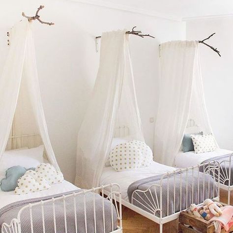 Triplet room with simple branch bed canopy Shared Girls Room, Shared Kids Room, Shared Bedroom, Twin Beds, Child Room, Shared Room, Bed Canopy, Shared Rooms, Kids Interior