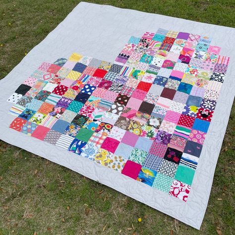 Baby Clothes Memory Quilt, Baby Clothes Quilt Ideas, Memory Quilt Patterns, Quilt From Baby Clothes, Onesie Quilt, Scrappy Quilting, Baby Memory Quilt, Keepsake Quilt, Sewing Blankets