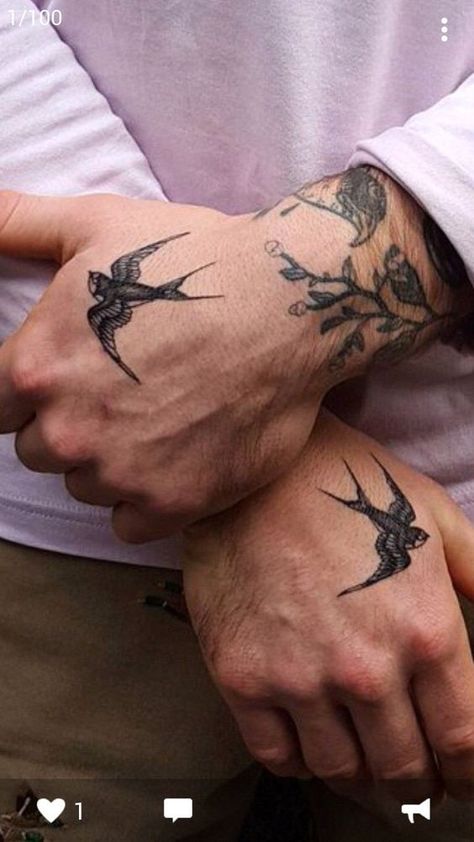 Be individual and creative with the 50+ hand tattoos we've collected. Don't waste your time on additional research, we've done it for you. Traditional Swallow Hand Tattoo, Hand Swallow Tattoo, Swallow Tattoo Hand, Old School Hand Tattoo, Swallow Hand Tattoo, Bird Hand Tattoo, Hand Tattoos For Men, Butterfly Hand Tattoo, Tatuagem Masculina Pequena