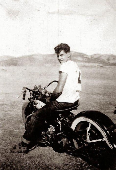 14 Awesome Photos Of 1950s Greasers In Action 50s Greaser, Greaser Aesthetic, 1950s Aesthetic, 50s Aesthetic, Teddy Boys, Photographie Portrait Inspiration, Rockabilly Fashion, Vintage Motorcycles, 인물 사진