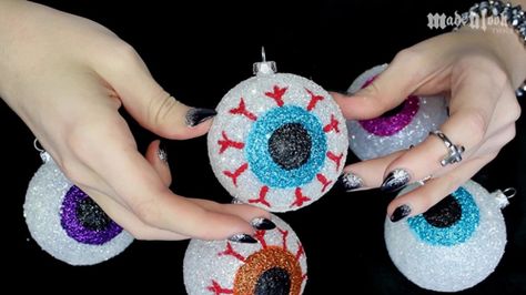 Halloween eyeball ornament Eyeball Craft, Pixi Products, Pagan Samhain, Diy Winter Wonderland, Crafts For A Rainy Day, Colorful Christmas Ornaments, Halloween Decor Crafts, Halloween Fall Crafts, Halloween Costumes Party