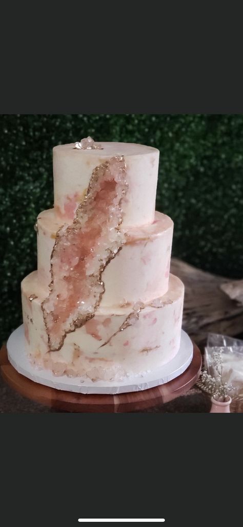 Rose Quartz Wedding Cake, Opal Birthday Cake, Rose Gold Geode Cake, Rose Quartz Cake, Crystal Geode Cake, Crystal Cake Ideas, Geode Cake Birthday, Sweet 16 Cakes Aesthetic, Marble Geode Cake