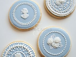 SweetAmbs: Wedgwood Inspired Cookies Cameo Cookies, Royal Iced Cookies, Decorated Cookies Tutorial, Iced Biscuits, Paint Cookies, Gateaux Cake, Pretty Cookies, Fancy Cookies, Creative Cookies