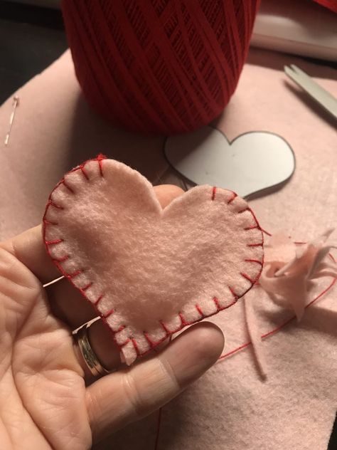 How To Make Felt Hearts, Eclectic Valentines Decor, Valentine Felt Crafts Diy, Felt Heart Ornaments Free Pattern, Diy Valentine Garland, Valentine Garland Ideas, Valentine Felt Crafts, Felt Valentine Crafts, Valentine Garland Diy