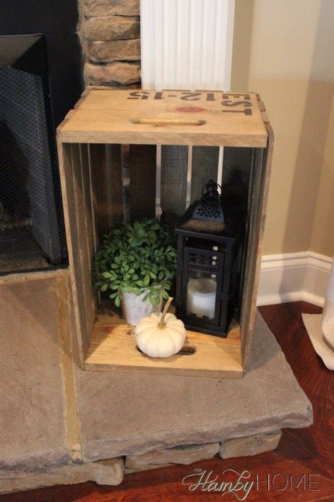 Different Ways to Use A Wooden Crate Simple Front Porch Decor, Wood Decorating Ideas, Wooden Crates Garden, Farmhouse Antique Decor, Small Wooden Crates, Crate Decor, Yard And Garden, Home Decor Crate, Living Room On A Budget