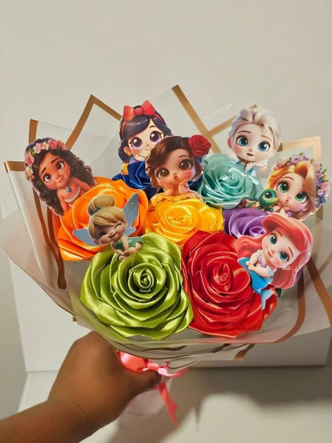 Disney Bouquet, Princess Bouquet, Eternal Flower Bouquet, Diy Rose Bouquet, Forever Flower Bouquets, Satin Flowers Diy, Ribbon Flowers Bouquet, Graduation Cap Decoration Diy, Forever Flower