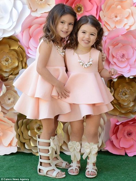 Tiny fashionista sisters become an Instagram sensation | Daily Mail Online