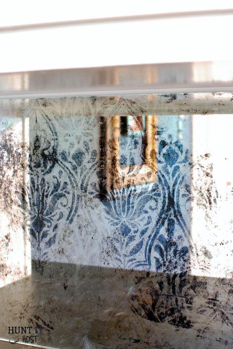 Gorgeous Damask Antique Mirror DIY tutorial. Easy steps using Amy Howard's Antique Mirror solutions by www.huntandhost.net Diy Mirror Design, Antique Mirror Diy, Spiegel Diy, Mirror Decor Ideas, Distressed Mirror, Amy Howard, Damask Stencil, Mirror Painting, Diy Interior