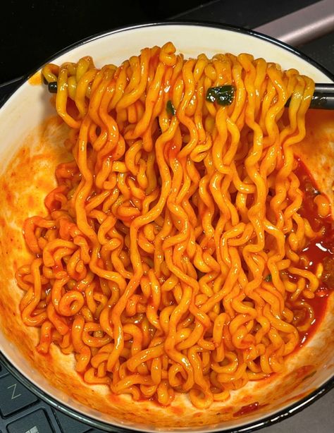 Ramen Recipes Easy, Noodle Recipes Easy, Spicy Noodles, Food Babe, Food Therapy, Yummy Comfort Food, Sweet Snacks Recipes, Food Drinks Dessert, Food Obsession