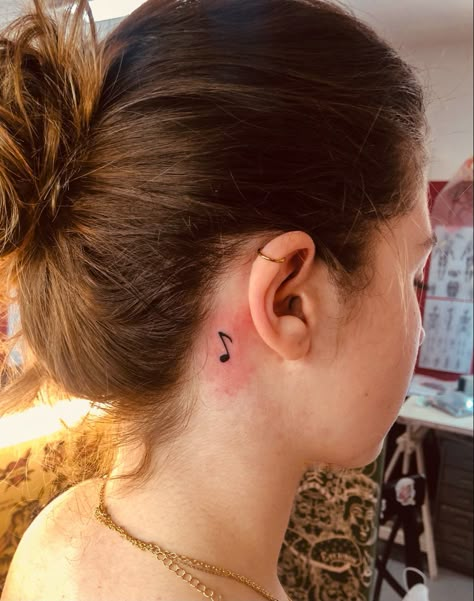 Tattoo Back Ear Woman, Music Tattoo Designs Behind Ear, Music Note Tattoos For Women Behind Ear, Music Tattoo Ear, Music Behind Ear Tattoo, Music Note Behind Ear Tattoo, Mini Tattoos Music, Tattoo Note, Film Tattoo