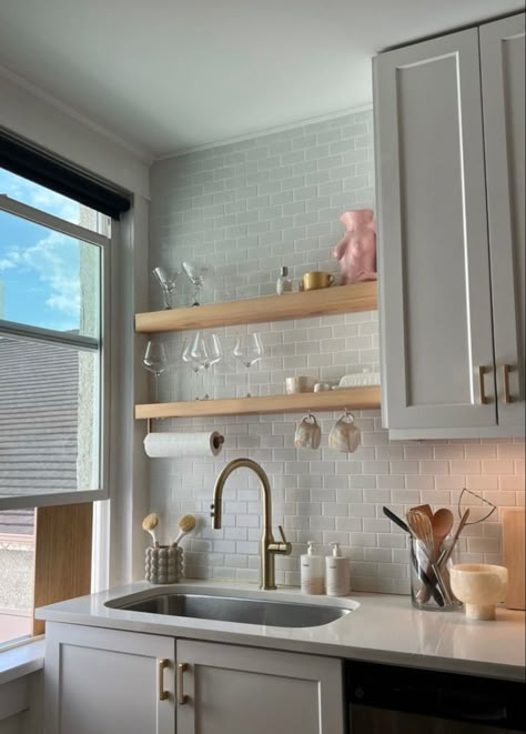 Small Kitchen Aesthetic Apartment, Simple Aesthetic Kitchen, Kitchen Sink Set Up, Shelves In Kitchen Ideas, First Apartment Aesthetic Kitchen, Apartment Inspo Kitchen, Cute Kitchen Decor Apartment, Clean Girl Kitchen, Kitchen Apartment Aesthetic