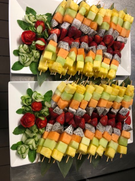 Fancy Fruit Kabobs, Fruit Platter Designs Wedding, Mehndi Fruit Platter, Housewarming Fruit Platter, Engagement Party Fruit Platter, Mendhi Fruit Platter, Fruit Kabobs Display, Fruit Tray Designs, Amazing Food Platters