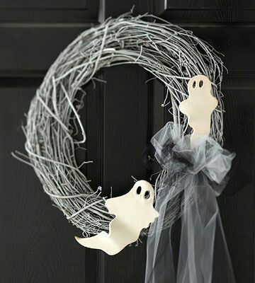 DIY Halloween Wreath Ideas, Halloween Decorating Ideas, halloween wreath ideas, halloween wreath, Mary Tardito channel, DIY Hobby and Lifestyle, home decorating ideas, halloween door decorations, halloween decoration ideas, diy halloween decorations, diy halloween wreath, fall wreaths, diy wreath, diy wreath ideas Ghost Decorations For Halloween, Homemade Halloween Crafts, Ghost Halloween Decorations, Halloween Decor Diy, Ghost Crafts, Halloween Spider Decorations, Halloween Craft Projects, Spider Crafts, Halloween Ghost Decorations