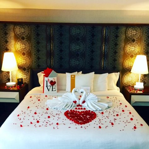 Hotel Honeymoon Suite Decor, Honeymoon Decorations Hotels, Honeymoon Room Decorations, Wedding Room Decorations Ideas Bedrooms, Honeymoon Hotel Room Decorations, Diy Romantic Bedroom Ideas, Valentine Hotel, Room Decorations Ideas, Romantic Dinner Tables