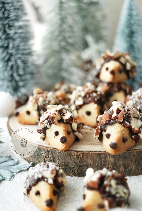 Hedgehog cookies on a wooden board. Hedgehog Biscuits, Vegan Yule Log, Gluten Free Yule Log, Hedgehog Cookies, Cookies With Chocolate, Gf Baking, Winter Things, Vegan Holiday, Chocolate Roll