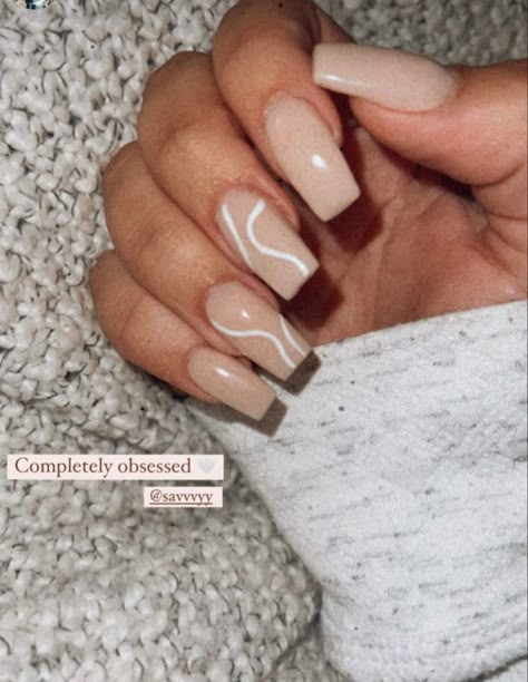 Easy Nail Art Squiggles, Nail Art Wavy Lines, Nails With Straight Lines, Brown Squiggle Nails, Nail Squiggle Design, Nails With Squiggly Lines, Beige And White Nails, Wavy Lines Nails, Squiggly Nail Art