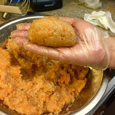 Gefilte Fish Recipe Homemade, Yiddish Recipes, Jewish Recipes Traditional, Jewish Food Traditional, Shabbat Dinner Recipes, Kosher Meals, Gefilte Fish Recipe, Hanukah Menu, Jewish Dishes