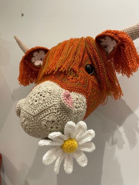 Crochet Highland Cow Free Pattern, Crochet Trophy, Crochet Animal Heads, Highland Cow Crochet Pattern, Crochet Highland Cow, Highland Cow Crochet, Crochet Taxidermy, African Flower Crochet Animals, African Flower Crochet