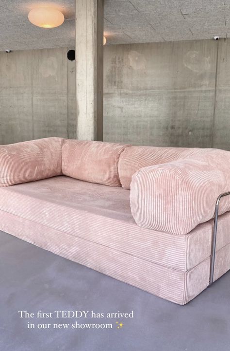 Pink Beach Apartment, Subtle Pink Home Decor, 1bedroom Apartment Decor, Pretty Couches, Studio Ideas Apartment, Pink Couch Aesthetic, Y2k Interior Design, Sala Aesthetic, Pink Couch Living Room