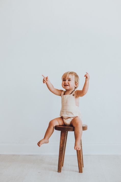 Neutral One Year Photoshoot, One Year Photoshoot Ideas Outdoor, First Birthday Studio Photoshoot, Toddler Studio Photoshoot, First Birthday Photo Shoot Ideas Indoor, One Year Old Photoshoot, Minimalist Kids, Toddler Photoshoot, 1st Birthday Pictures