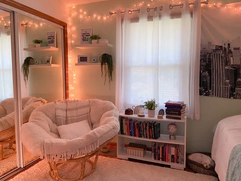 Cozy Bedroom Bookshelf, Reading Nook For Bedroom, Book Corner In Bedroom, Chair Next To Bookshelf, Papasan Chair Reading Nook Ideas, Saucer Chair Reading Corner, Cute Bedroom Chairs Reading Corners, Reading Bedroom Ideas, Bedroom Asthetics Comfy