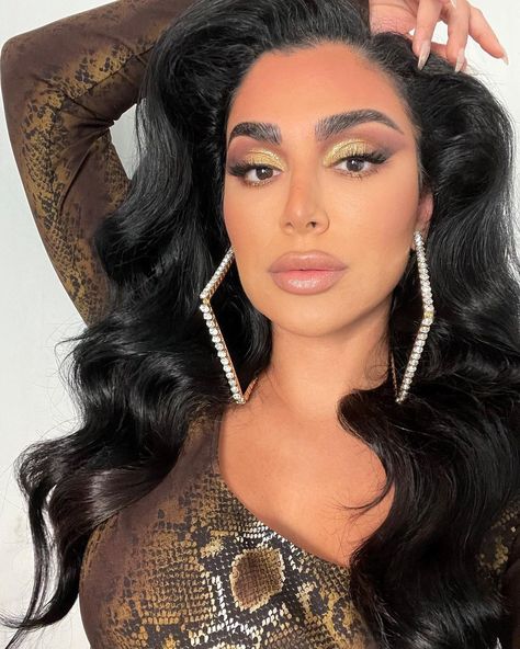 Glam Bride Makeup, Huda Kattan, Glam Bride, Bride Makeup, Something Old, Iconic Women, Pretty Eyes, Huda Beauty, Healthy Hair