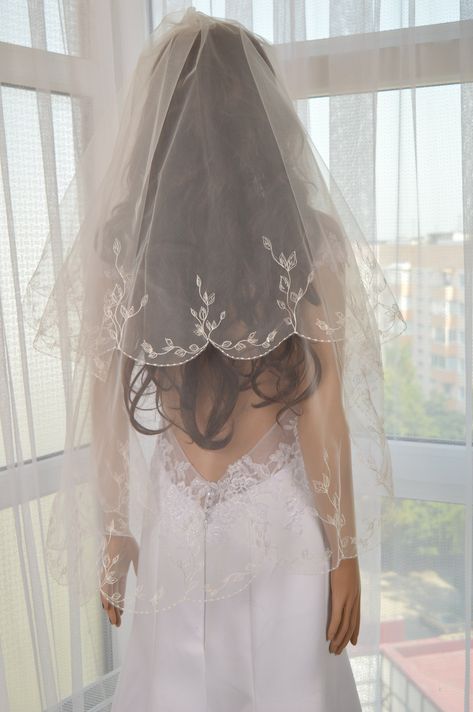 In the photo, the veil is a Fingertip 40"- 2 layer. Top layer - 24 " Low Layer - 40 " Width - 55 " The top layer of the bunk veil can also be used as a blush. The veil comes with an attached comb. Any veil can be made in accordance with your size, for this you need to apply for an individual order. Elbow Veil, Unique Veil, Embroidered Veil, Veils Bridal, Veil Length, Layered Veil, Fingertip Veil, Veil Styles, Veil Accessories