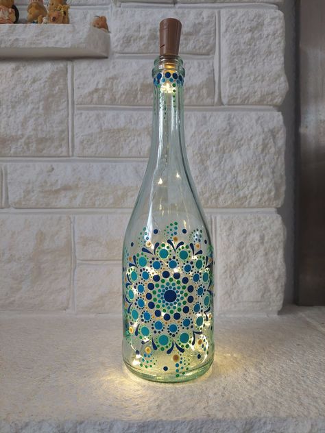 Dot Painting On Bottles, Bottle Mandala Art, Mandala Dots On Bottles, Dot Mandala On Bottle, Mandala Art In Bottle, Mandala Bottle Painting Designs, Mandala Wine Bottle, Dotted Mandala Art On Bottle, Wine Bottle With Lights