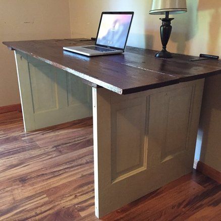 Old Door Desk, Simple Study Desk, Repurposed Doors, Old Closet Doors, Repurposed Desk, Door Desk, Beach Craft, Door Table, Modern Computer Desk