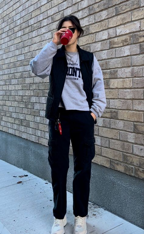 Winter Outfits Aesthetic Tomboy, Tomboy Smart Outfits, Smart Tomboy Outfits, Androgynous Fashion Women Tomboys, Stylish Masc Lesbian Outfits, Womens Masc Outfits, Masc Women Poses, Masculine Female Outfits Casual, Masc Women Business Casual