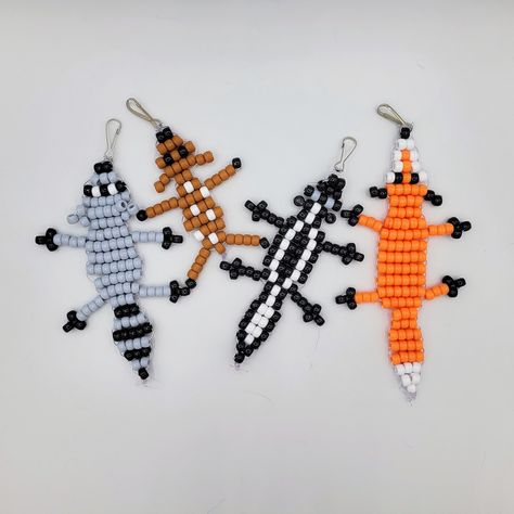 Beaded Raccoon Pattern, Raccoon Pony Bead Pattern, Plastic Lacing Cord Crafts, Pony Bead Raccoon, Bead Animal Designs, Beadie Critter Patterns, Pony Bead Pets, Pony Bead Projects Key Chains, Diy Beaded Animals