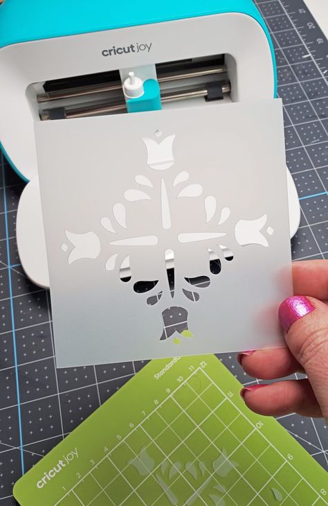 making reusable stencil cricut Cricut Beginner How To Use, Cricut Stencils Templates Free, Cricut Inspiration Projects, Beginner Cricut Maker Projects, Cricut Drawing Projects, Cricut Stencils Templates, Make A Stencil With Cricut, Stencil With Cricut, Diy Cricut Projects