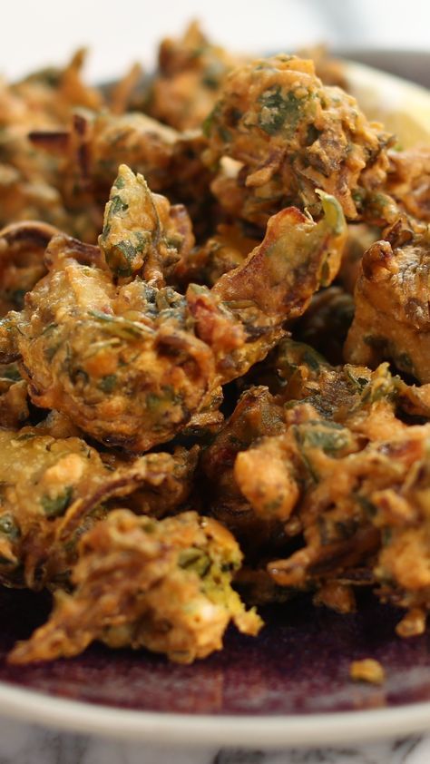 There are two kinds of people in this world: those who know about pakoras, and those that don't. Which are you? Vegetable Pakora, Pakora Recipes, Two Kinds Of People, India Food, Indian Snack Recipes, Indian Food Recipes Vegetarian, Indian Cooking, Veg Recipes, Indian Dishes