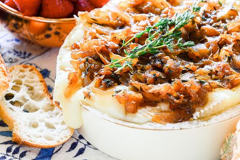 Baked Brie Topped with Caramelized Onions via @ediblesense Brie With Caramelized Onions, Brie Toppings, Brie Cheese Recipes, Baked Brie Appetizer, Caramelized Onions And Mushrooms, Baked Brie Recipes, Caramelized Onions Recipe, Holiday Meal Planning, Brie Appetizer