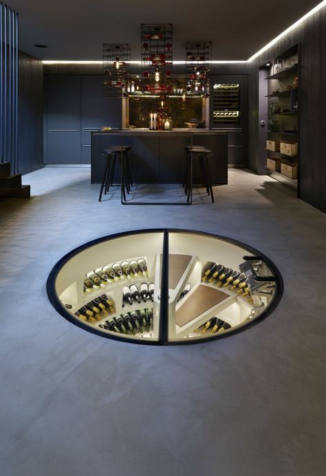 20 magnifiques caves à vin qui vont vous charmer Room Desine, Spiral Wine Cellar, Float House, Underground Cellar, Pitsou Kedem, Wine Closet, Architectural Ideas, Home Wine Cellars, Custom Wine Cellars