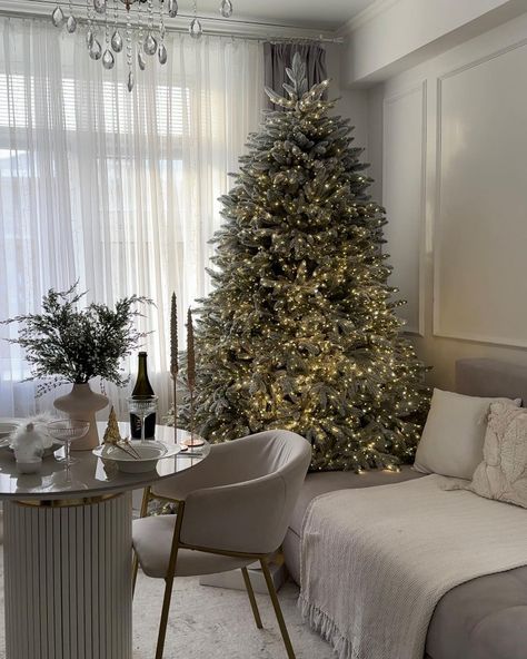 White Christmas Decor Aesthetic, Christmas Tree Decor Traditional, Christmas Tree With Snow Decoration, Christmas Tree Apartment, Christmas Tree Living Room, Christmas Interior Design, Christmas Decorations Apartment, Christmas Dreaming, Cozy Christmas Decor