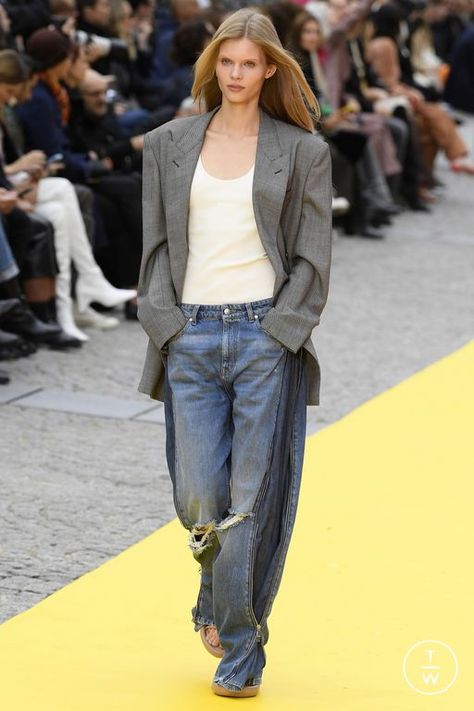 The Fashion Search Engine - TAGWALK Simple Work Outfits, Stella Mccartney Style, Denim Ideas, Spring Summer 2023, Style Crush, Looks Style, Outfits Casuales, Summer 2023, Fashion Shows