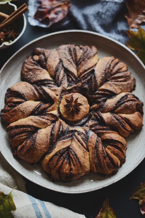 Star Bread Recipe, Wreath Bread, Bread Wreath, Winter Holiday Recipes, Vegan Drinks Recipes, Star Bread, Star Wreath, Whats For Lunch, Dough Ingredients