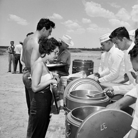 Elizabeth Taylor, James Dean & Rock Hudson on the set of Giant (1956) - Flashbak Taylor James, Eddie Fisher, Sundance Kid, Christopher Plummer, Rock Hudson, Lauren Bacall, Bond Films, James Dean, Golden Age Of Hollywood