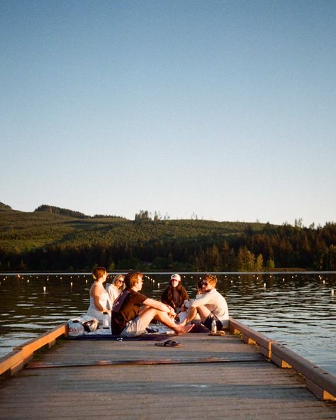 College friends | oregon | lake day | sunset | summer outfits | summer days | college aesthetic | university of oregon | friends | friend photo inspo | film photography | 35mm Film Friends Aesthetic, Oregon Film Photography, Friends Lake Aesthetic, Lake Film Photography, Film Photography Aesthetic Summer, Lake Trip With Friends Aesthetic, Friends Film Photography, College Trip Aesthetic, College Beach Aesthetic