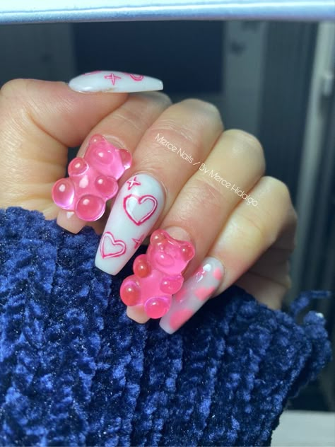 Uñas acrilicas con diseño a mano alzada y ositos 3D Concert Nails, Nails 3d, Crazy Nails, Nail Tattoo, Disney Nails, Kawaii Nails, Uñas Acrilicas, Birthday Nails, 3d Nail Art