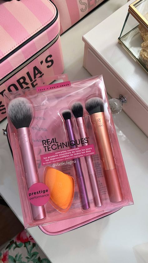 Beauty Blender Real Techniques, Real Techniques Setting Brush, Beauty Blender Set, Essential Makeup Brushes, Makeup Blender Sponge, Real Techniques Brushes, Makeup Brushes Guide, Makeup Blender, Flawless Makeup Application